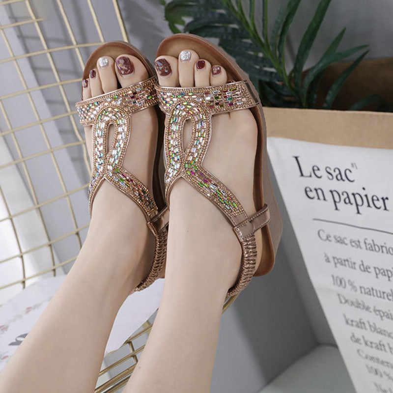 Stilvolle schwarze Sommersandalen mit Keilabsatz, Strass, perfekt für einen glamourösen Auftritt.
