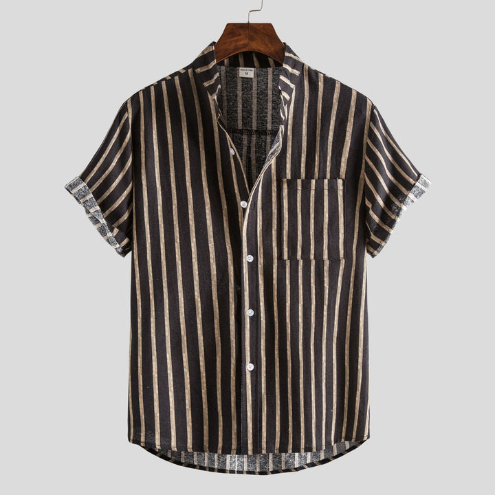 Trendiges Herren Freizeit-Kurzarmhemd mit auffälligem Muster, bequem und modern für warme Tage.