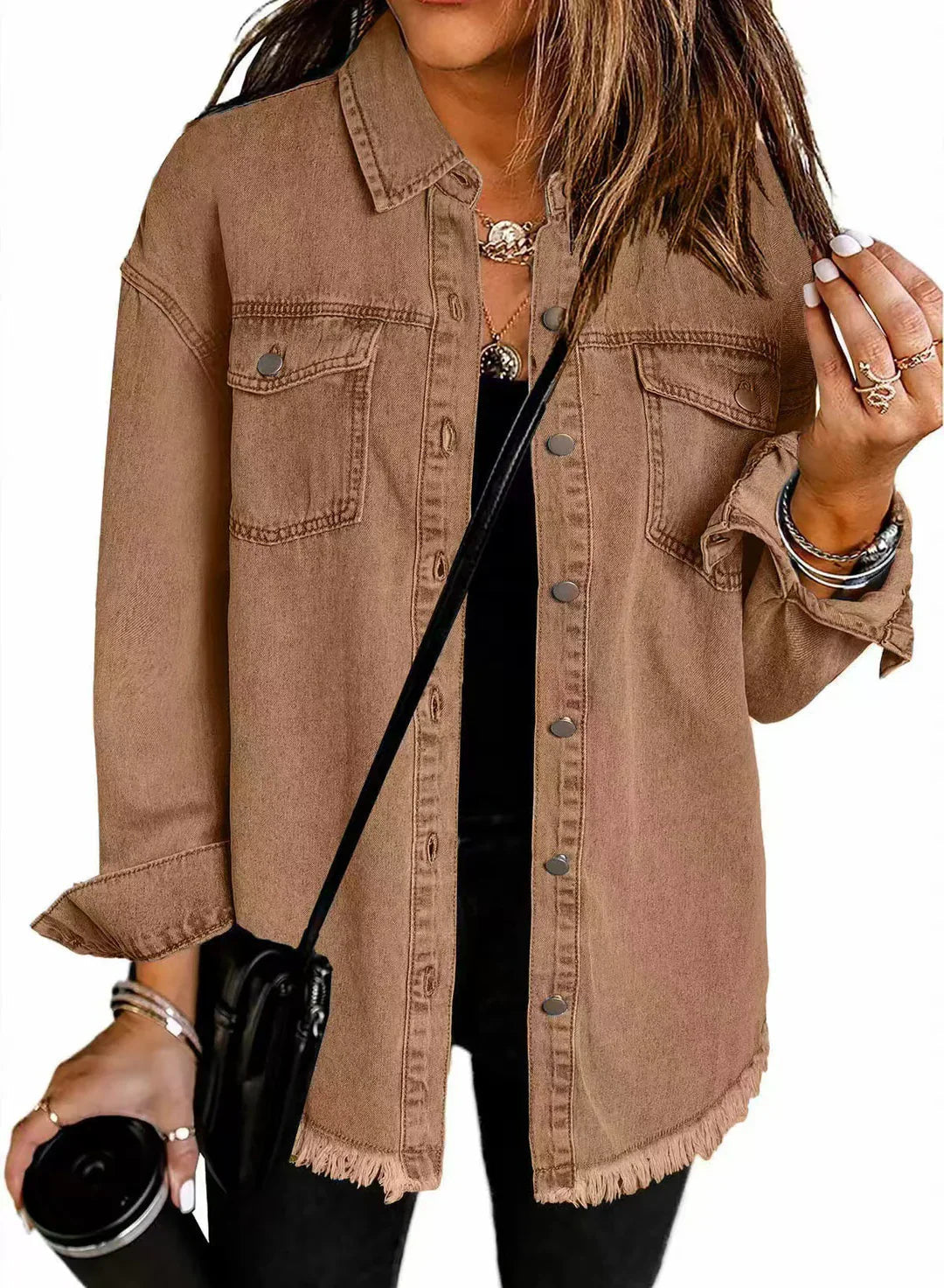 Vielseitige Damen Jeansjacke Jolien, perfekt als modische Freizeitjacke zum Schichten an kühleren Tagen.