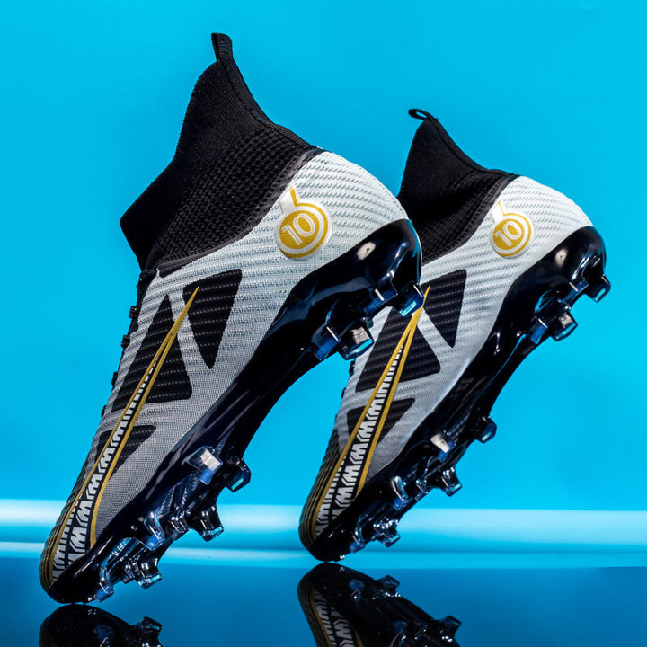 Robuste Herren Fußballschuhe in Schwarz-Platin. Ganzjährig nutzbar für Rasen, Kunstrasen und Hallenböden.