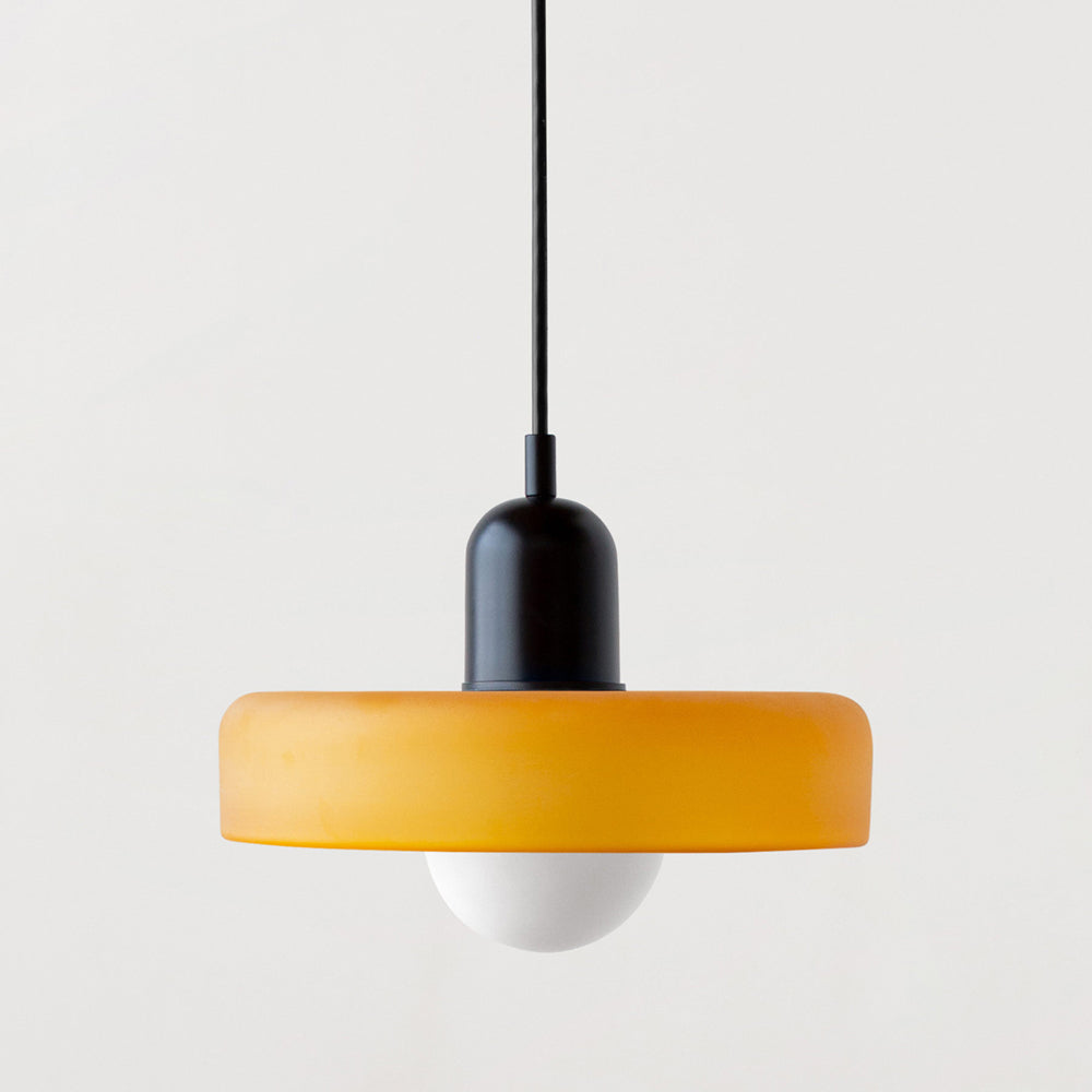 Hochwertige Buntglas-Pendelleuchte, Bauhaus-Ästhetik, für modernes Wohnambiente.