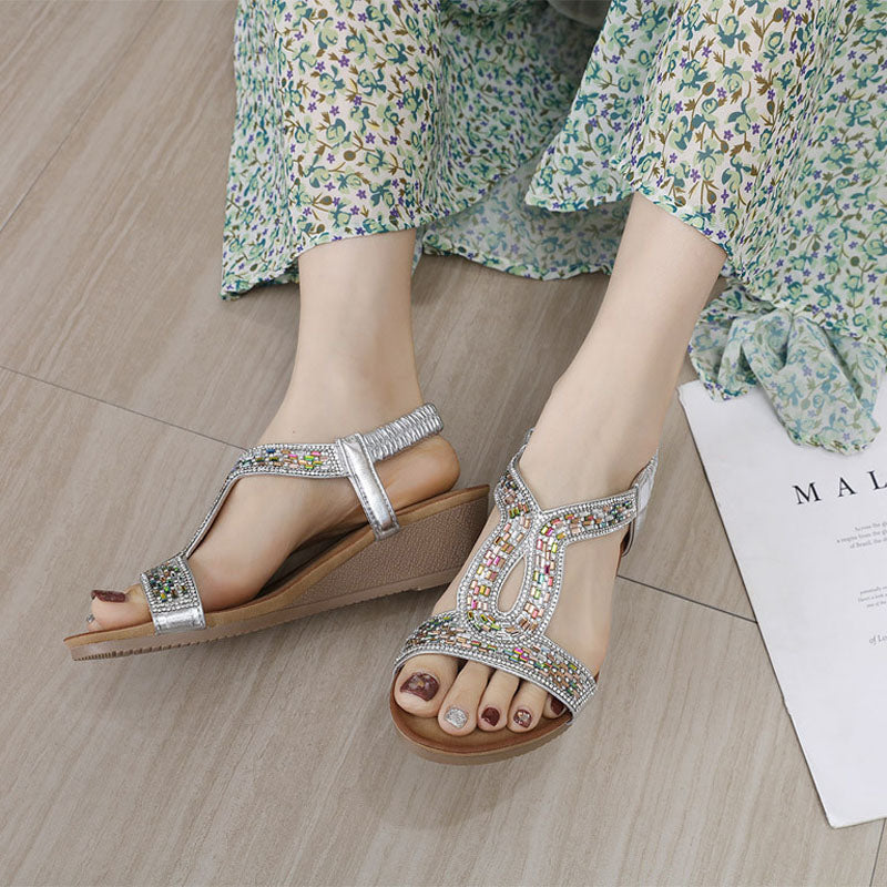Bequeme Alltagsschuhe: Schwarze Damen-Sandalen mit Keilabsatz, glitzernd, sommerlich.