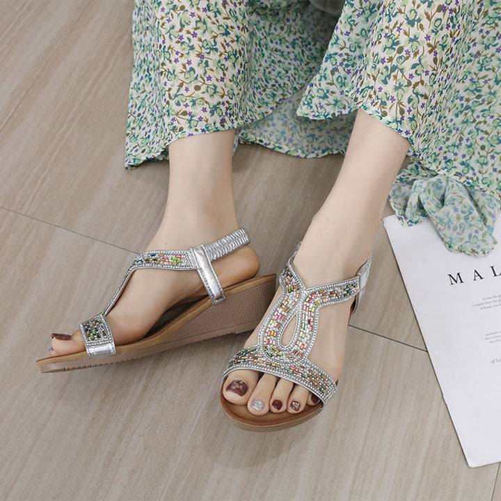 Bequeme Alltagsschuhe: Schwarze Damen-Sandalen mit Keilabsatz, glitzernd, sommerlich.