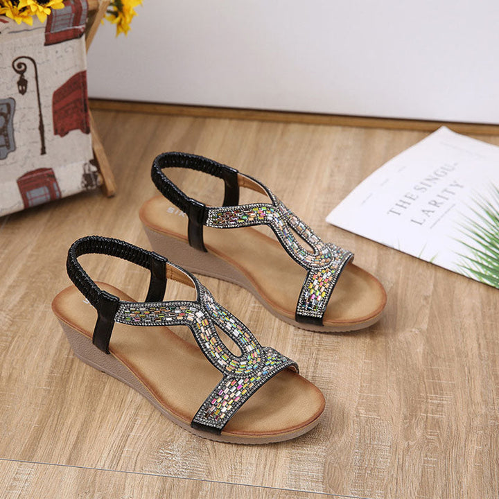 Glamouröse Damenschuhe: Schwarze Keilabsatz-Sandalen mit Strass-Details, perfekt für Sommer.