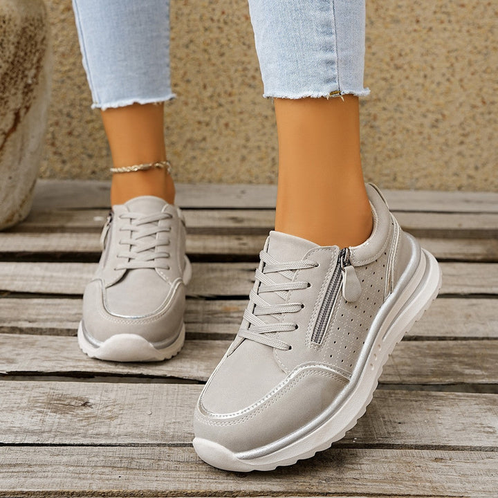 Komfortable Damenschuhe: Sneakers mit Fußgewölbestütze und seitlichem Reißverschluss für einfaches An- und Ausziehen.