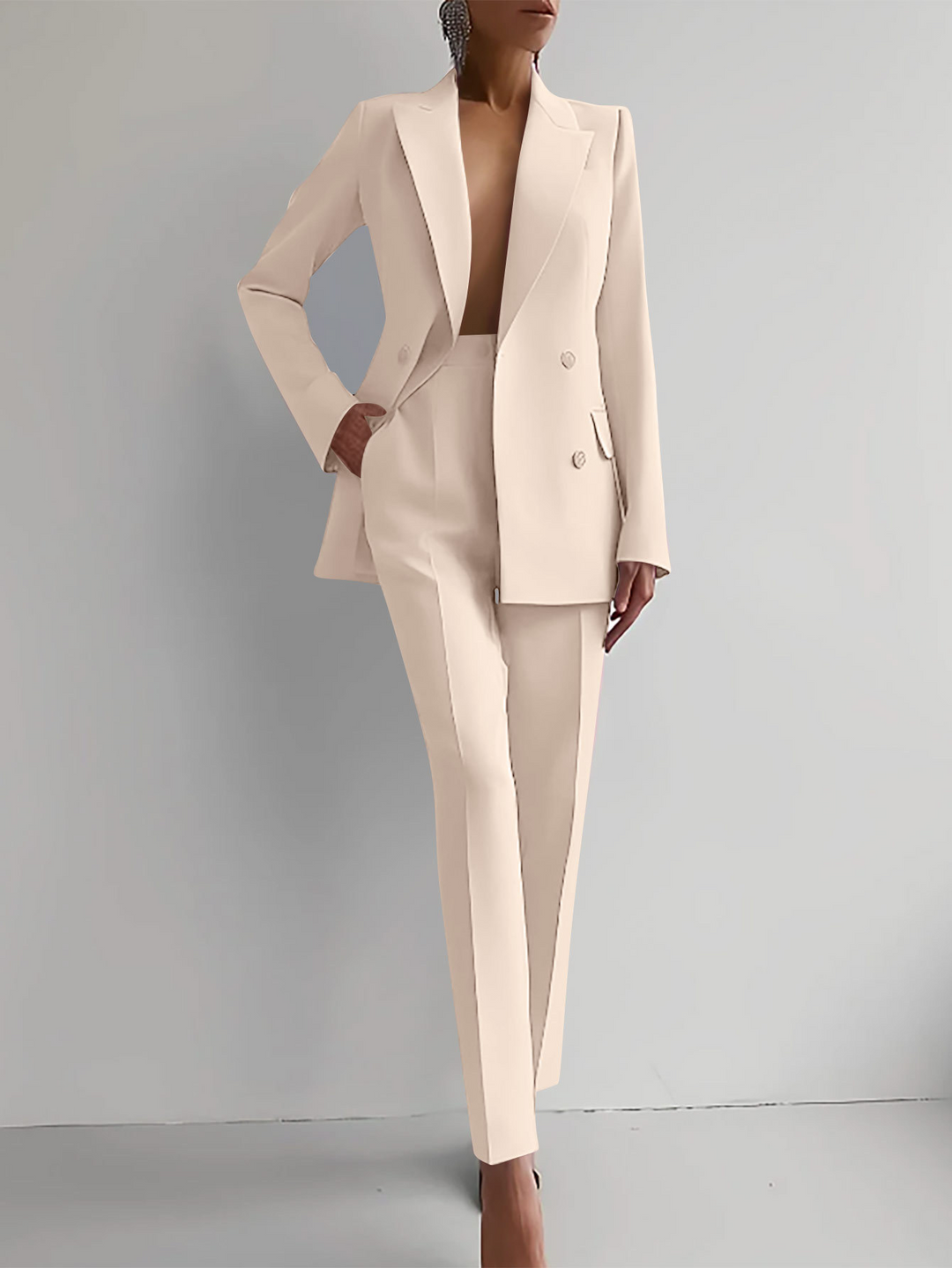 Eleganter taillierter Damen Anzug, perfekt für Business und stilvolle Auftritte. Hochwertige Damenmode für jeden Anlass.