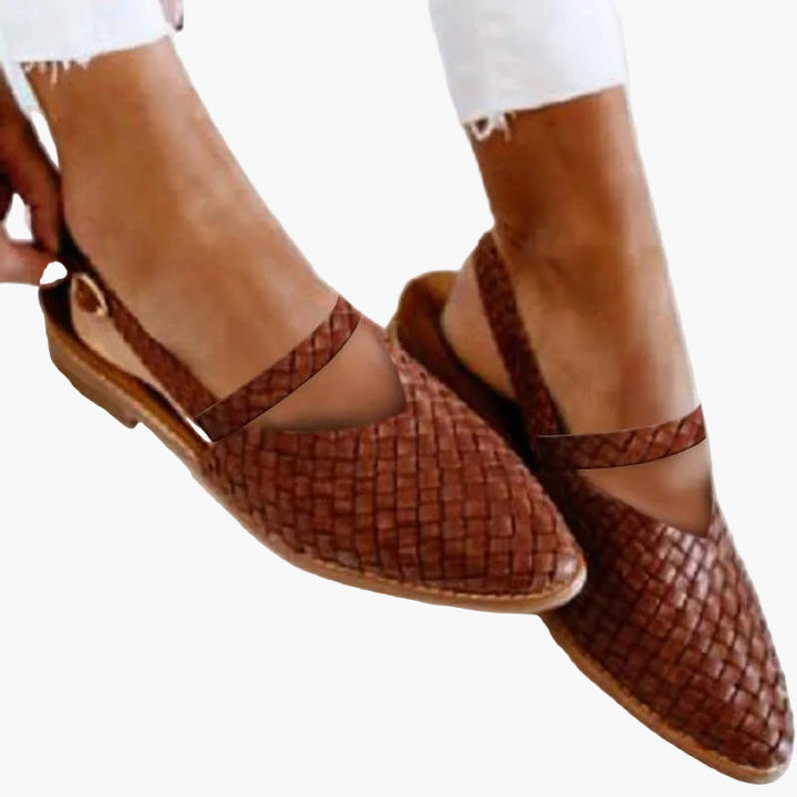 Hochwertige Damen Slipper geflochten. Modische Schlupfschuhe für elegante Looks und bequemen Sommer-Komfort.