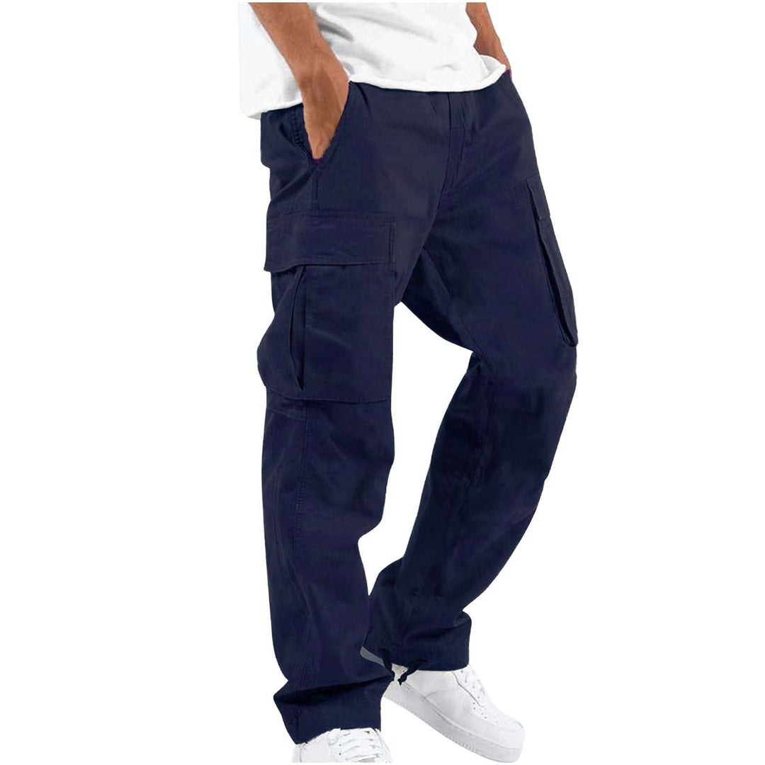 Mann trägt bequeme Slim Fit Stretch Cargohose für Herren, ideal für Freizeitaktivitäten und urbane Looks.