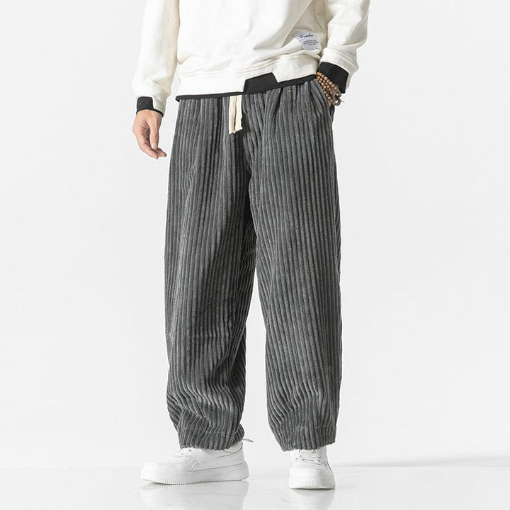 Detailaufnahme der Herren-Relaxhose: Elastischer Bund mit Kordelzug, ideal für Streetwear & Casual Looks.