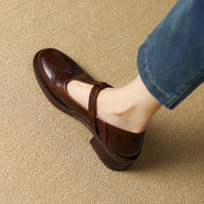 Stilvolle Damen Pumps mit Broguing, elegantem Blockabsatz & Schnallenverschluss, ideal für Büro.