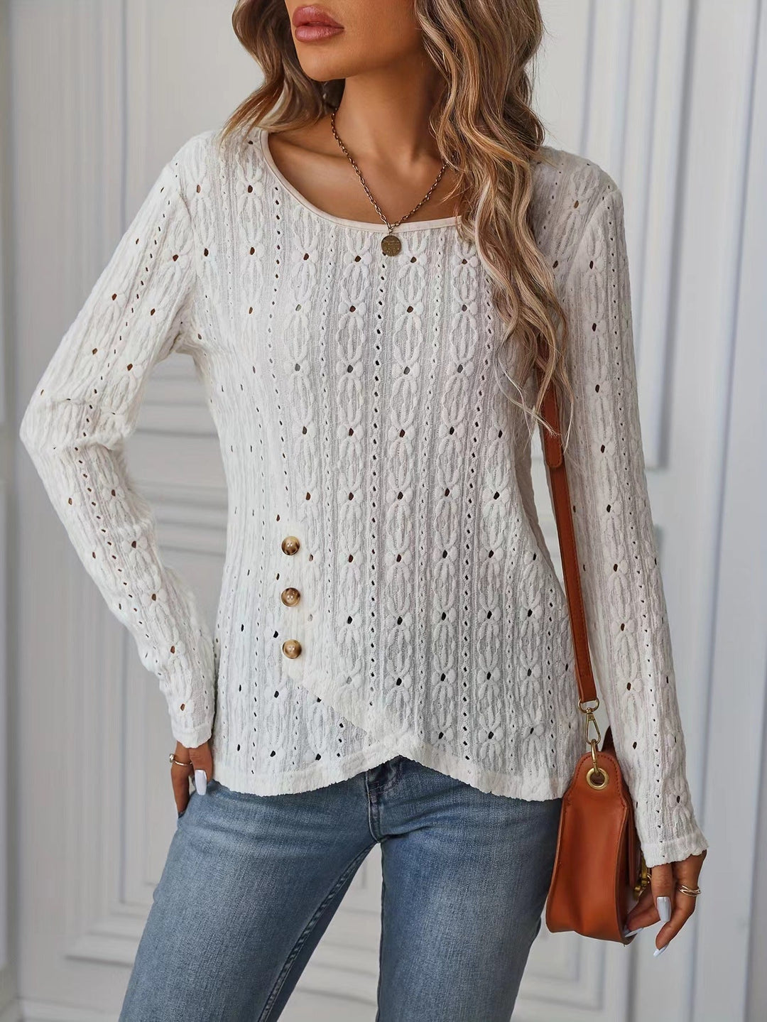 Hochwertiges Damen Langarmshirt in Weiß mit edlem Jacquard-Muster. Vielseitiges Rundhals-Oberteil mit Knopf-Akzenten.