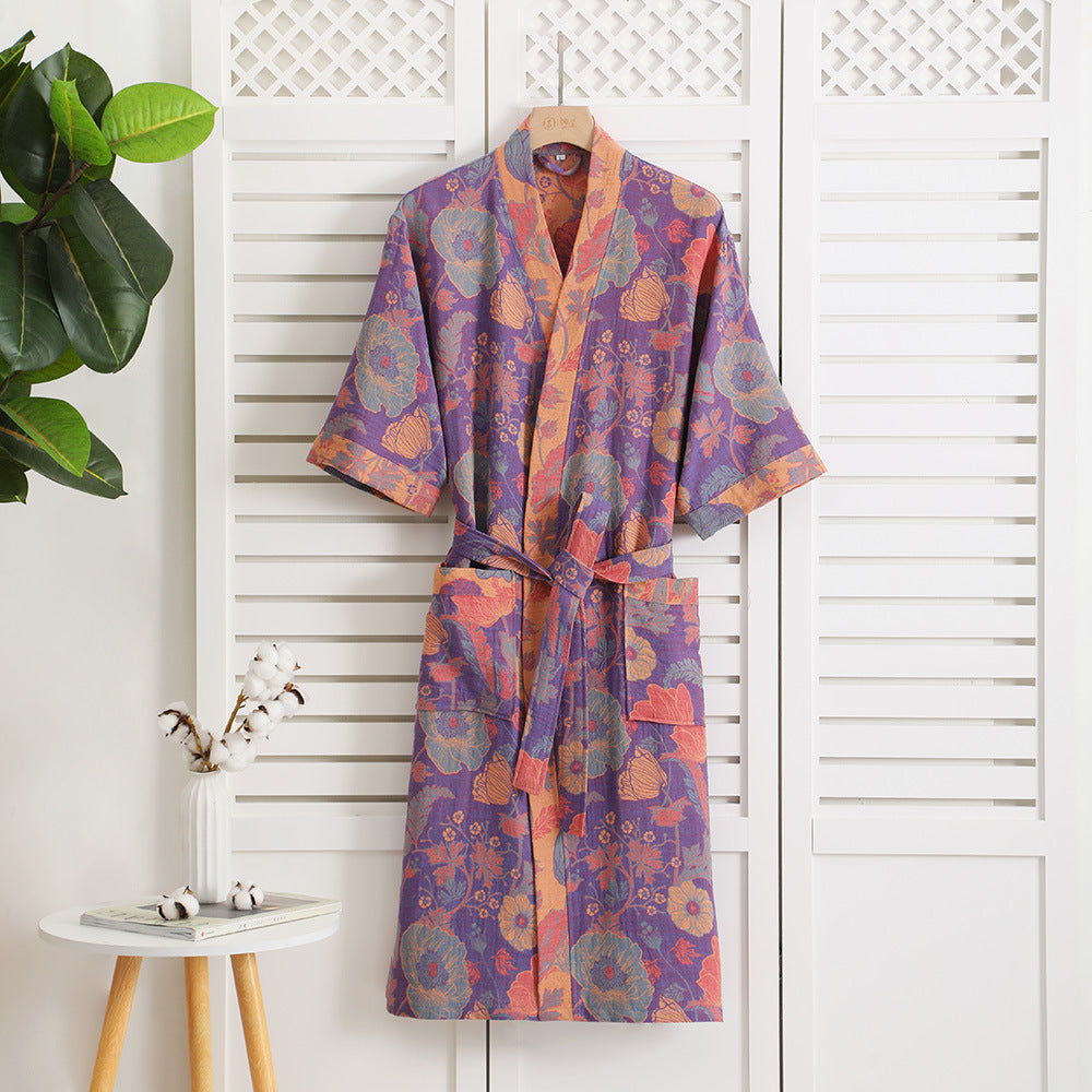 Damen Kimono-Morgenmantel beim Entspannen, luxuriöser Bademantel und Hauskleid für Komfort.