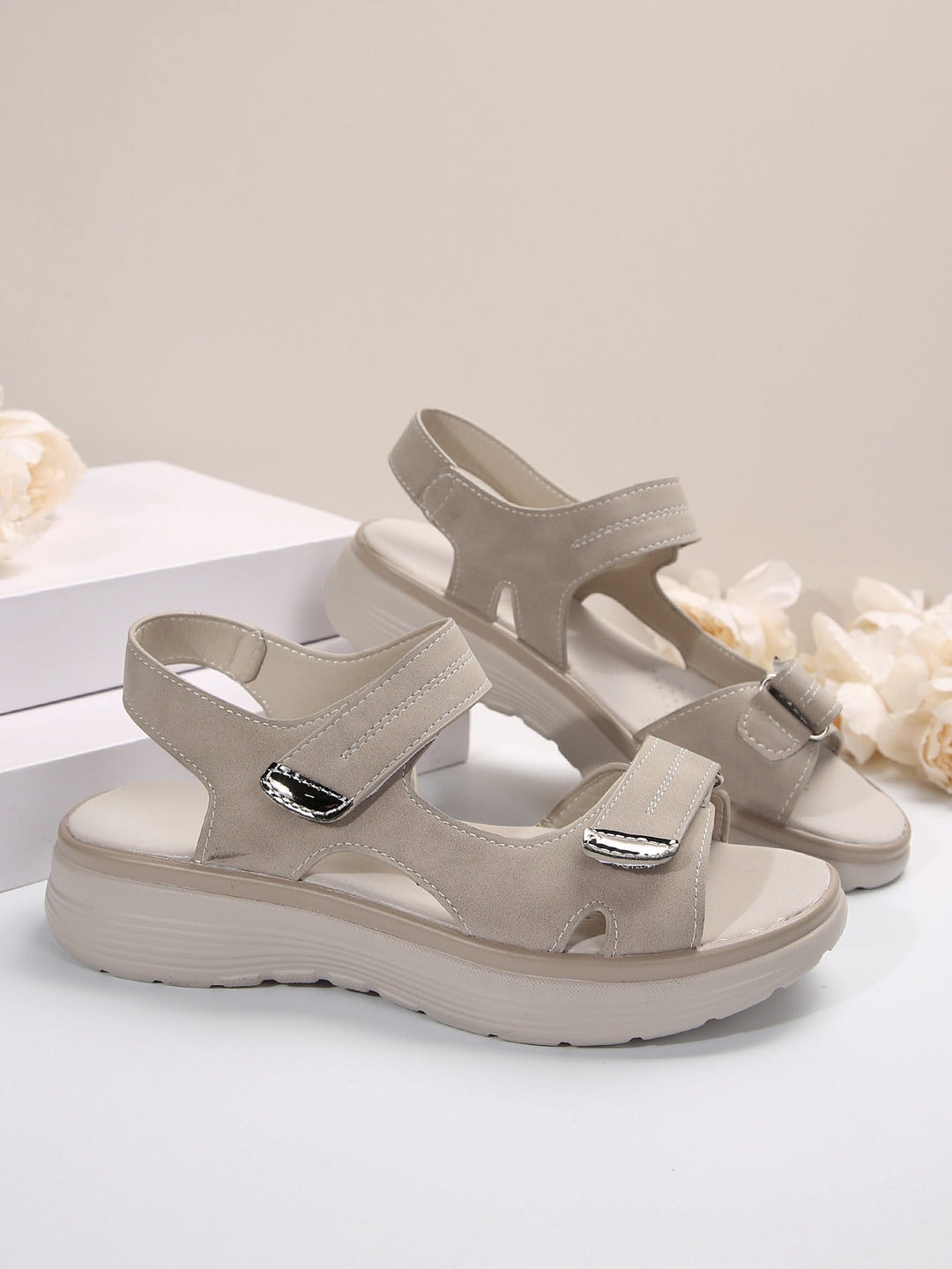 Bequeme Damensandalen mit orthopädischer Unterstützung zur Linderung von Fußschmerzen.