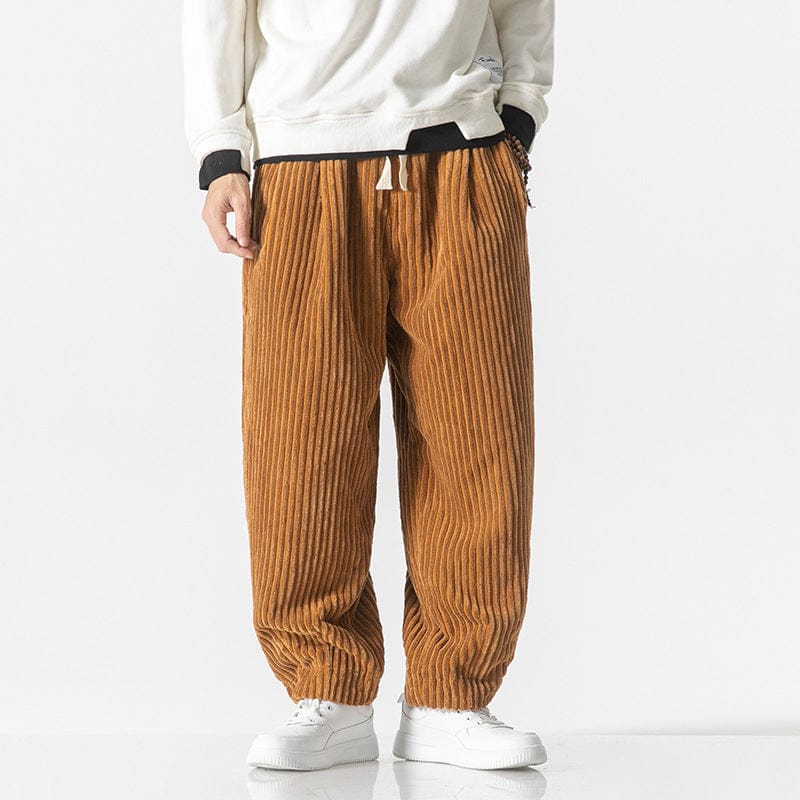 Mann trägt stylische schwarze Herren-Relaxhose mit Kordelzug & Bündchen. Modische Freizeithose für Streetwear.