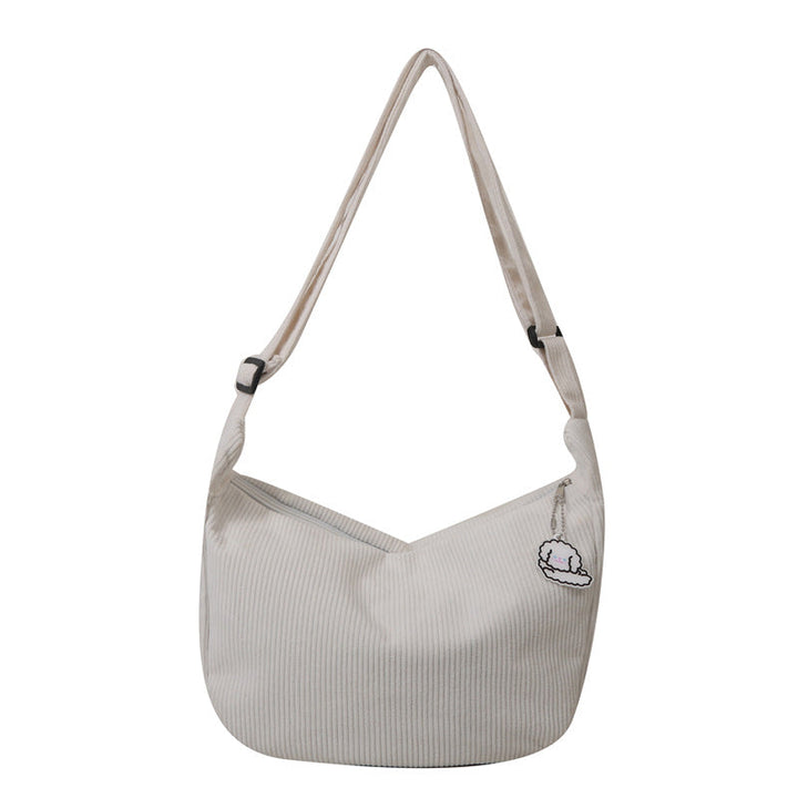 Nahaufnahme der Damen-Schultertasche Urban Style, Details und Anhänger.