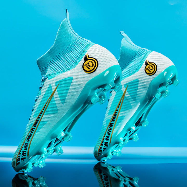 Sportliche Fußballschuhe für Herren in Schwarz mit Platinakzenten. Perfekter Grip und Komfort auf allen Spielfeldern.