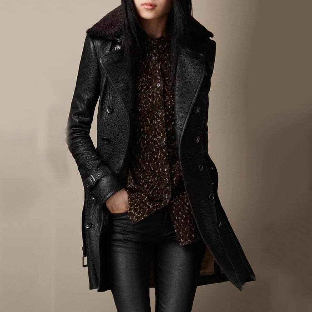 Luxuriöser schwarzer Damen Trenchcoat, elegant & figurbetont, perfekte Oberbekleidung für Übergang oder Winter.