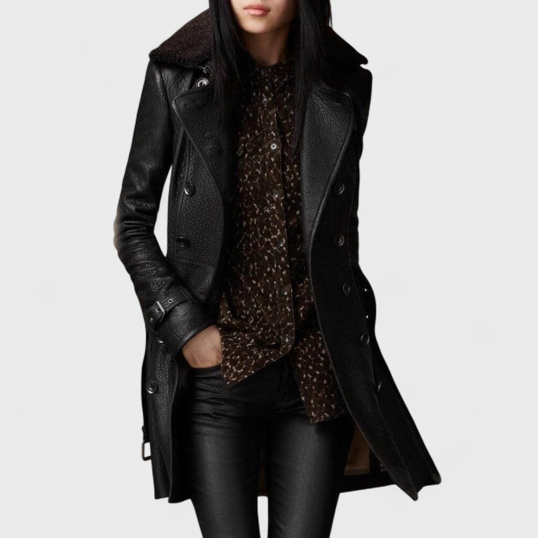 Eleganter Damen-Trenchcoat für alle Jahreszeiten, zeitloser Look. Stilvoller Übergangsmantel für modebewusste Frauen.