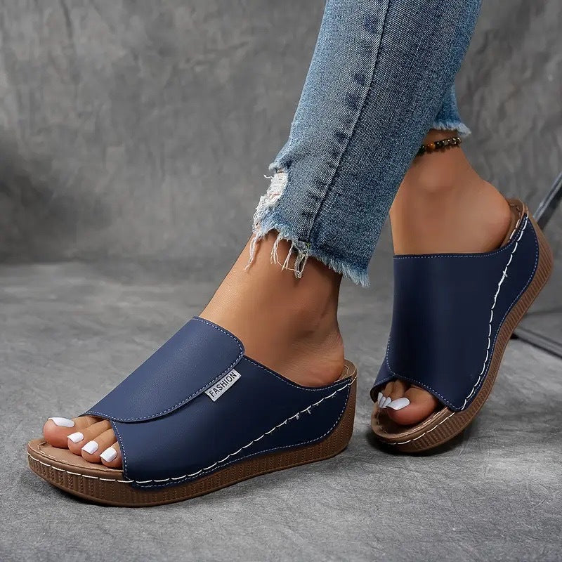 Detailansicht der hochwertigen Riemen der orthopädischen Damensandalen. Stylische und bequeme Schuhe.