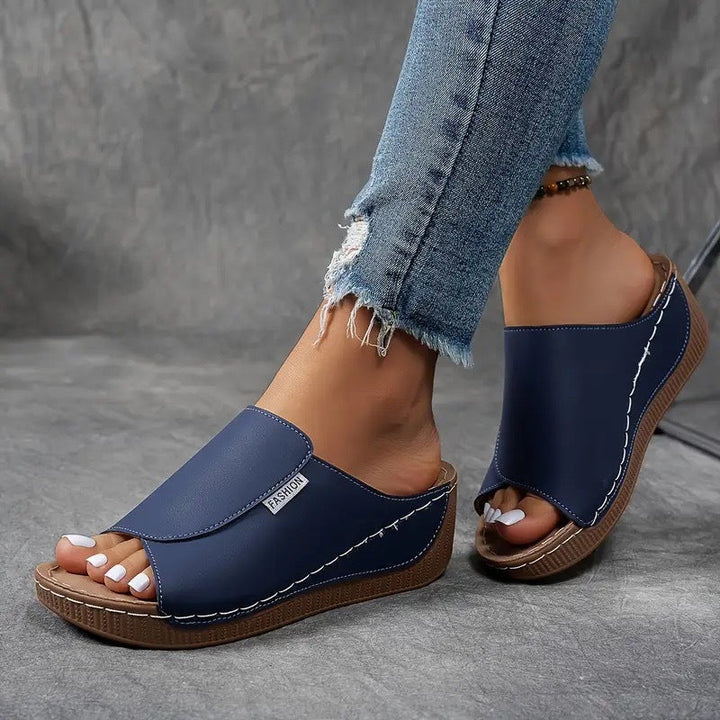 Detailansicht der hochwertigen Riemen der orthopädischen Damensandalen. Stylische und bequeme Schuhe.