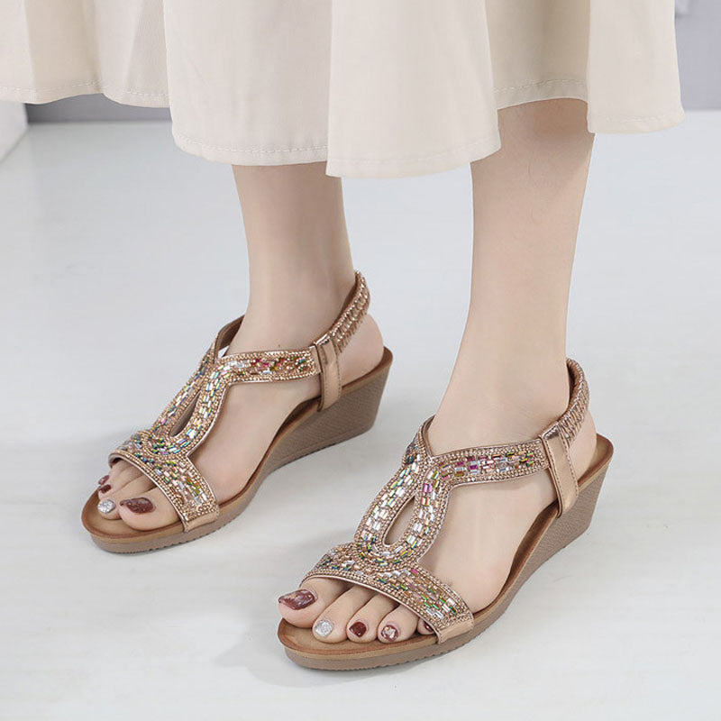 Glamouröse Urlaubsschuhe: Schwarze Damen-Sandalen mit Keilabsatz und funkelndem Strass.