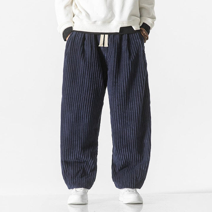 Herren-Relaxhose in Marineblau mit Kordelzug & Bündchen. Bequeme Streetwear-Jogger für Freizeit & Komfort.
