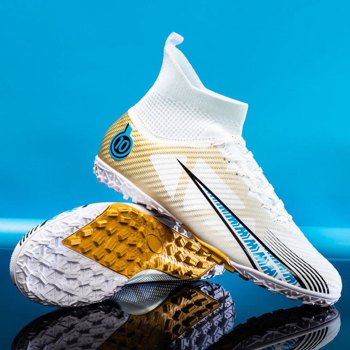Hochwertige Unisex Fußball Cleats in Schwarz-Platin für maximale Performance. Bieten Grip & Stabilität auf Rasen.