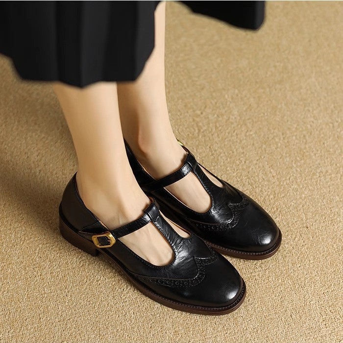 Klassische Mary Jane Damen Pumps mit Broguing und stabiler Schnalle für Komfort & Eleganz.