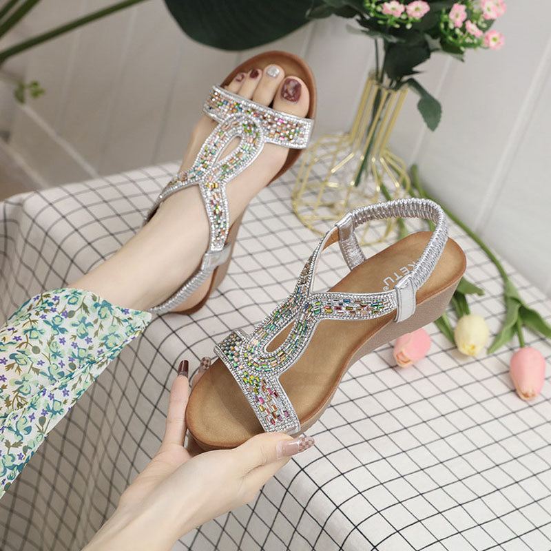 Schwarze Sommersandalen mit Keilabsatz, glitzernde Riemen, bequem für festliche Anlässe.