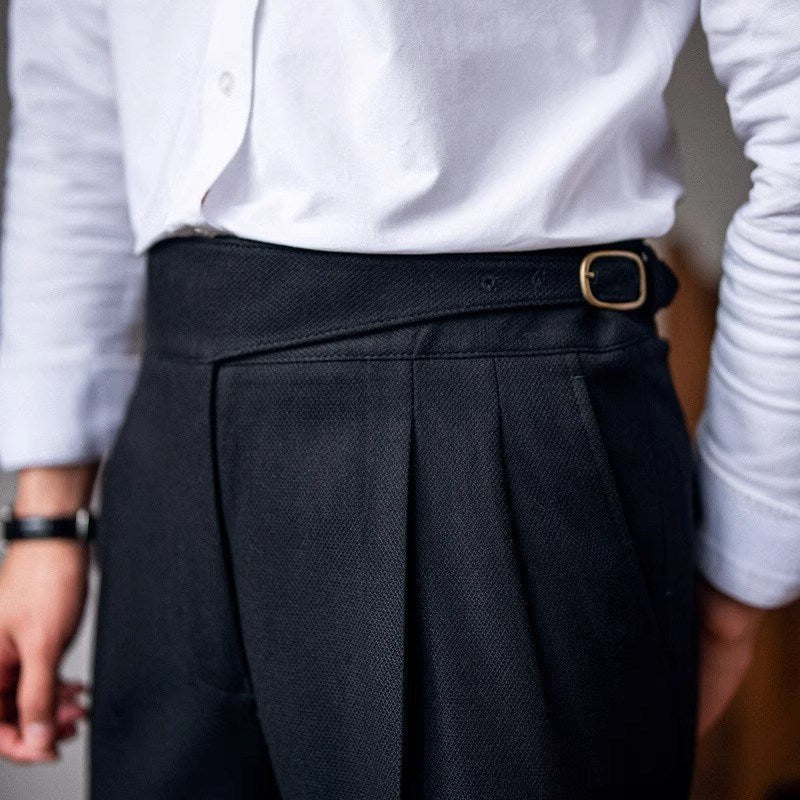 Modische Khaki Herren Anzughose, klassisch elegant, mit Bügelfalte & verstellbarer Schnalle.