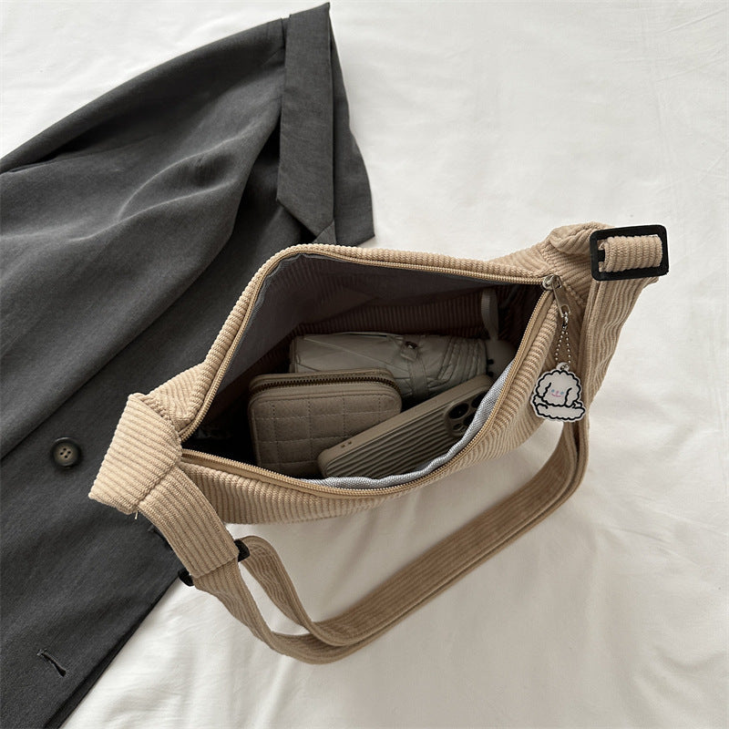 Moderne Damen-Handtasche Urban Style mit stylischem Anhänger.