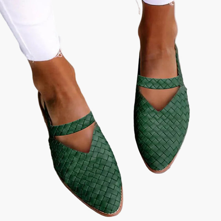 Stylische Damen Slipper geflochten. Komfortable Damenschuhe, perfekt für Sommer, Freizeit & elegante Looks.