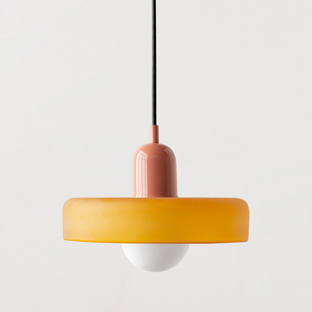 Bauhaus-Designlampe mit Buntglas, vielseitig einsetzbar als Ess- oder Wohnzimmerlampe.