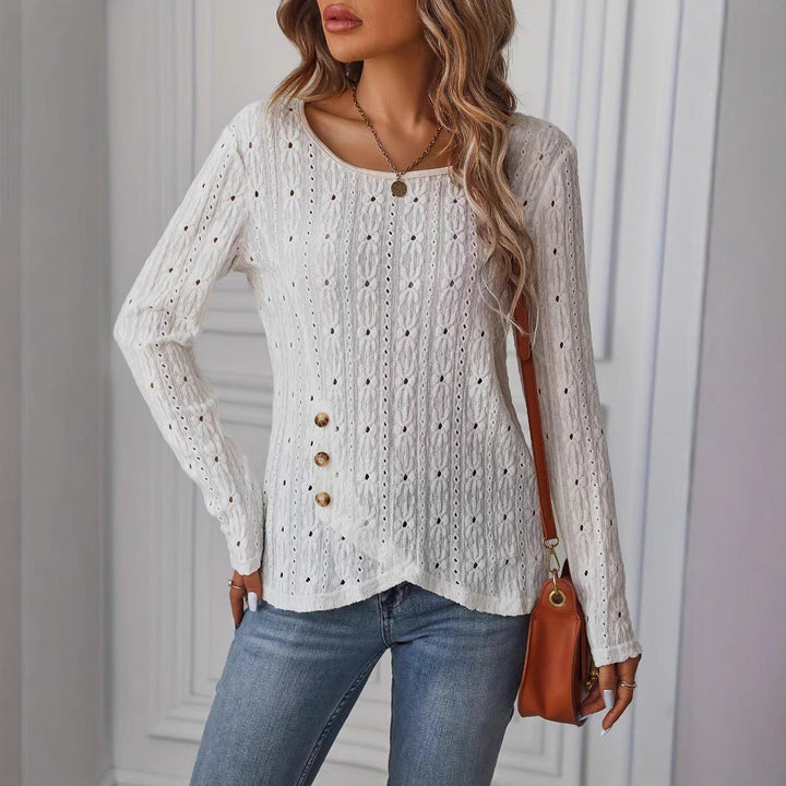 Damen Langarmshirt Jacquard weiß mit Rundhals & eleganten Knöpfdetails. Stilvolles, bequemes Oberteil für Büro & Freizeit.