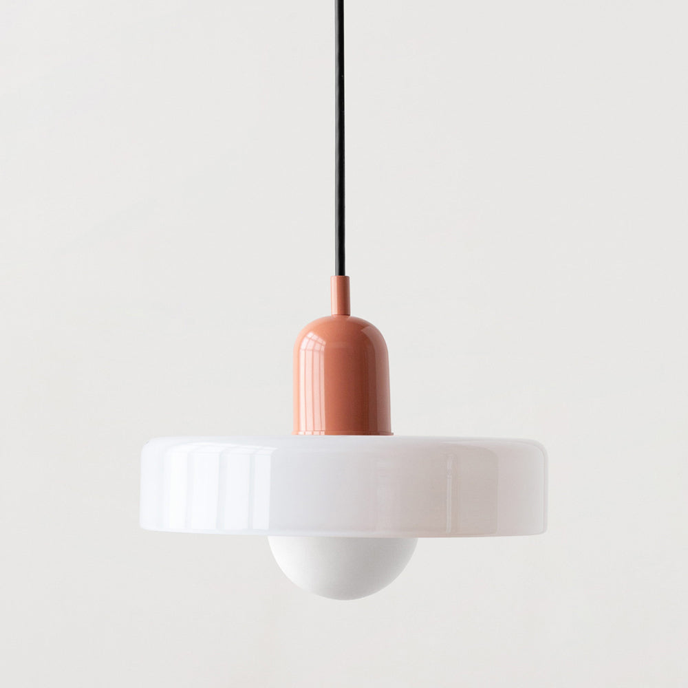 Klassische Bauhaus-Pendelleuchte, Buntglas-Design, bringt Farbe und Stil.