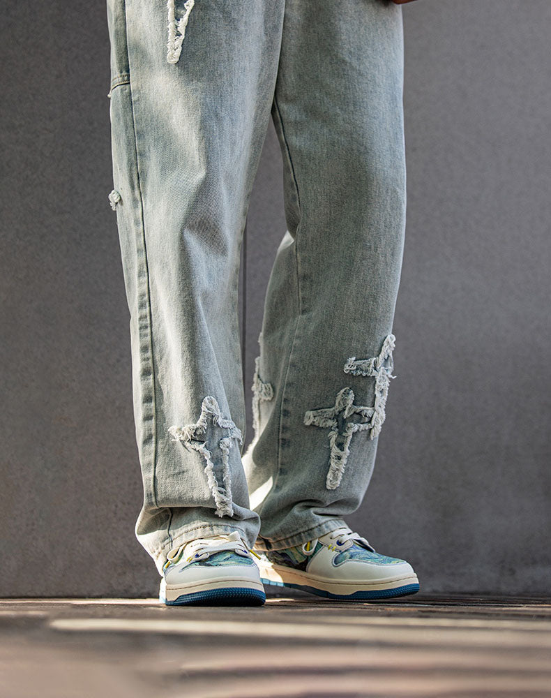 Künstlerische Präsentation der Lior Unisex Sneakers mit Sternennacht-Motiv, ein Statement-Schuh.