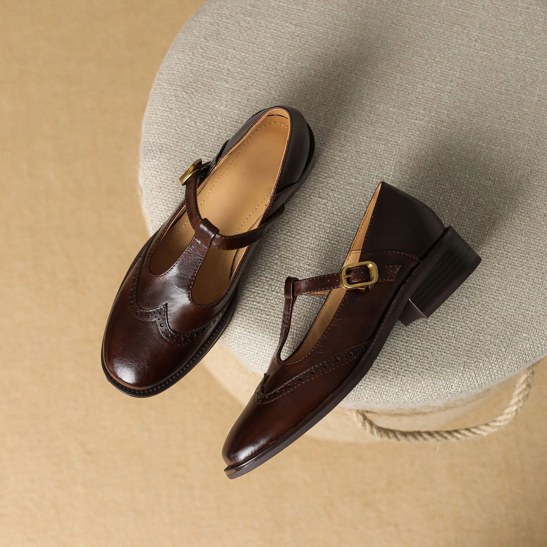 Exquisite Damen Pumps mit Broguing, komfortabler Blockabsatz und eleganter Schnalle, klassisch.