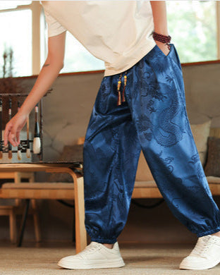 Lässige Herren-Aladinhose aus Jacquard mit Drachenmuster, Kordelzugbund und konischem Bein, für hohen Tragekomfort.