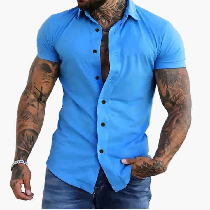 Herren Kurzarmhemd Slim-Fit, sportlich-elegant. Modernes Sommerhemd für Freizeit und Business Casual Outfits.