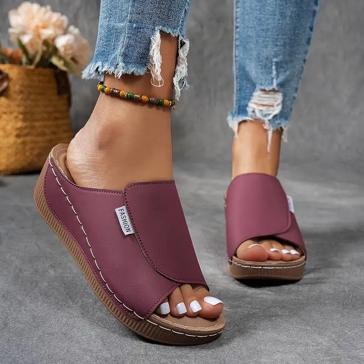 Trendige beige orthopädische Damensandalen. Komfortable und vielseitige Sommerschuhe mit modernem Design.