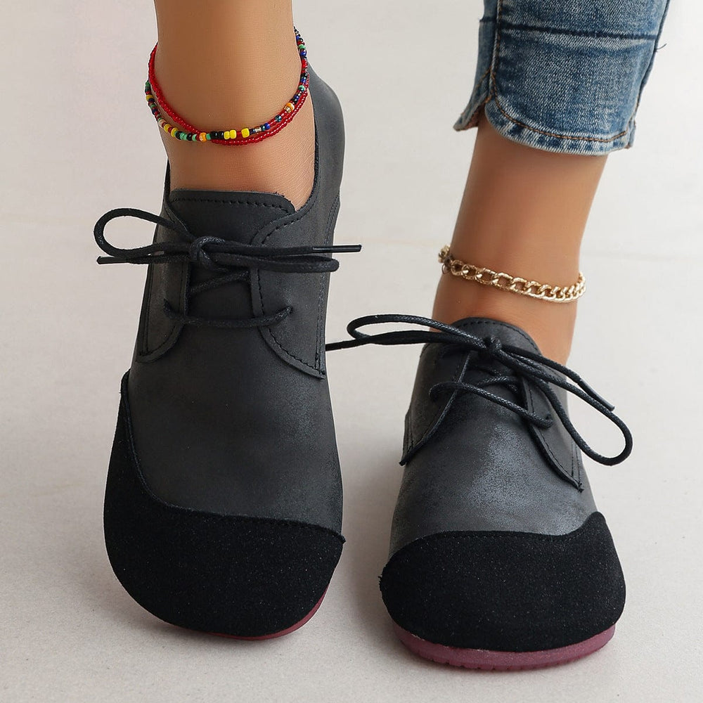 Braune, flache Damen-Riemenschuhe; komfortable Alltagsschuhe für Frauen, die Wert auf Stil und Bequemlichkeit legen.