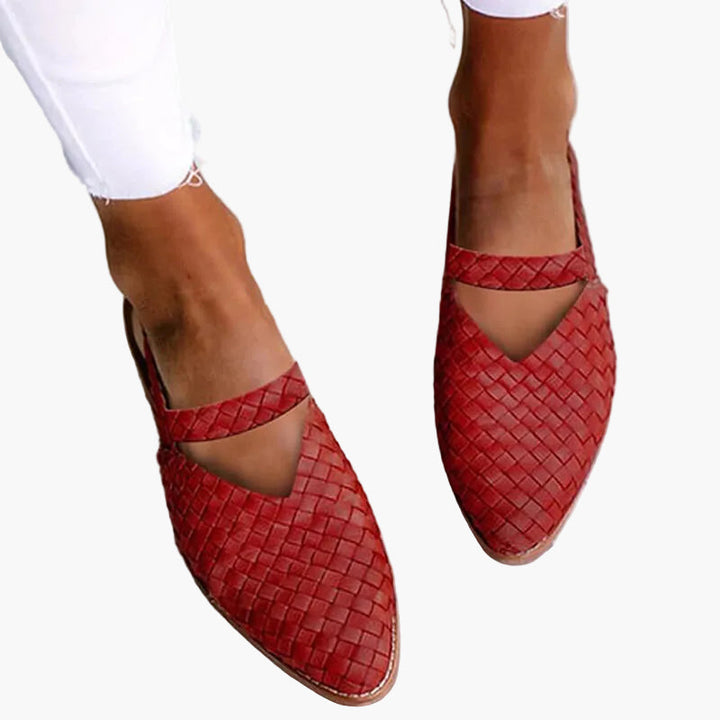 Vielseitige Damen Slipper geflochten. Elegante & bequeme Flats, ideal als Komfortschuhe für Sommer & Urlaub.