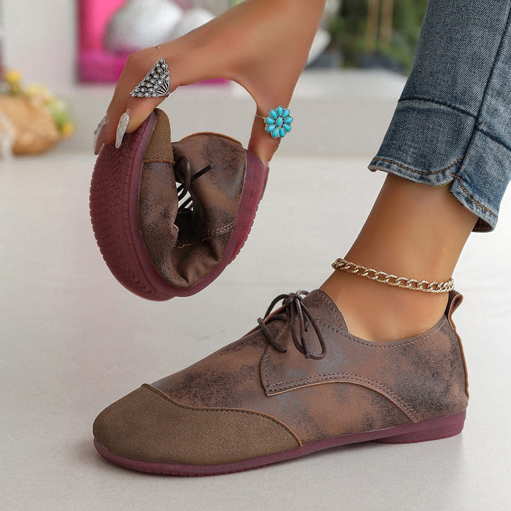 Nahaufnahme: Elegante schwarze Damen-Riemenschuhe mit Komfort-Sohle, perfekt für bequeme Alltagslooks.