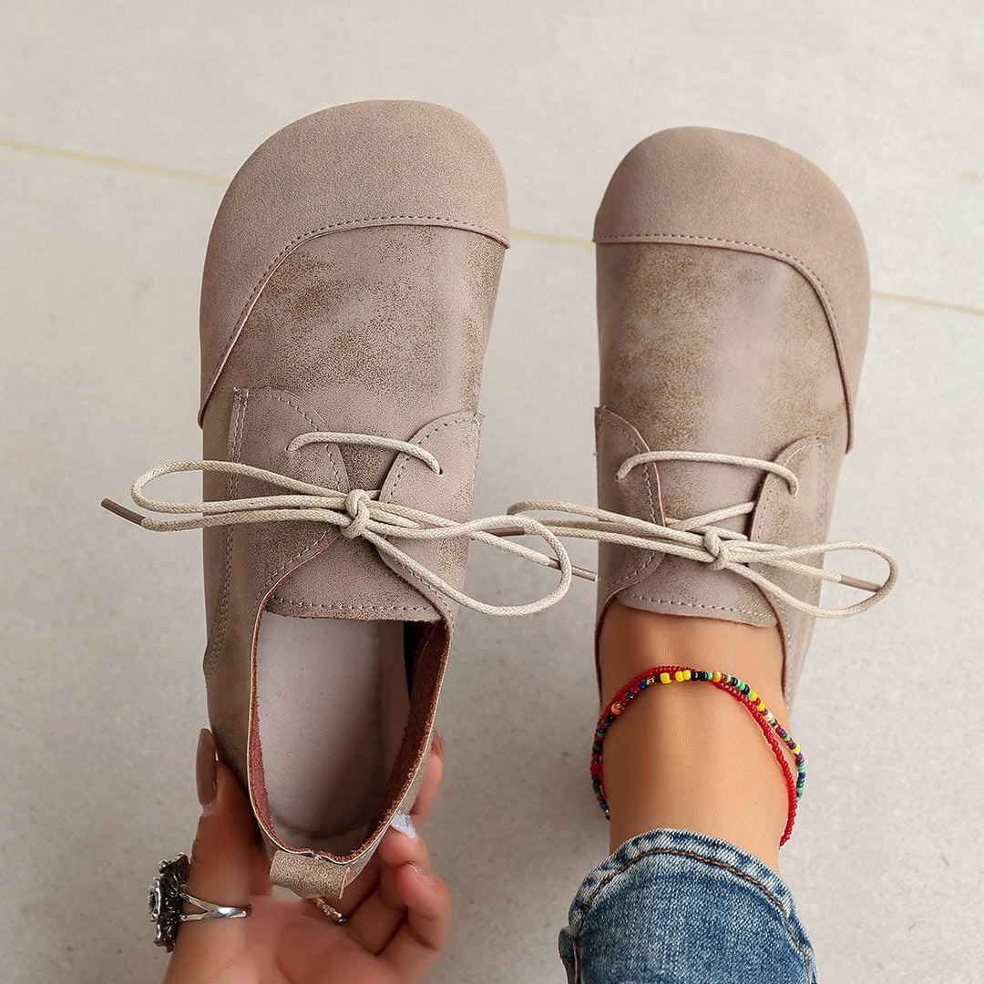 Beige Komfort-Damenschuhe mit verstellbaren Riemen; flache, bequeme Freizeitschuhe für den stilvollen Look.