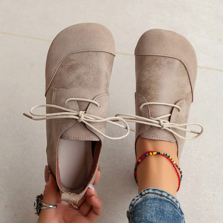 Beige Komfort-Damenschuhe mit verstellbaren Riemen; flache, bequeme Freizeitschuhe für den stilvollen Look.