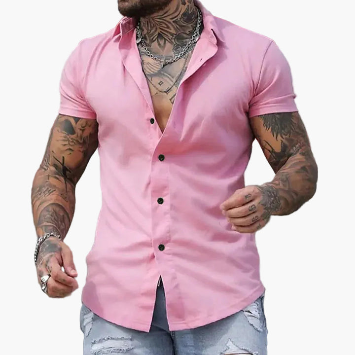Nahaufnahme: Modernes Slim-Fit Herren Kurzarmhemd, elegant für Business Casual und sportliche Freizeit.
