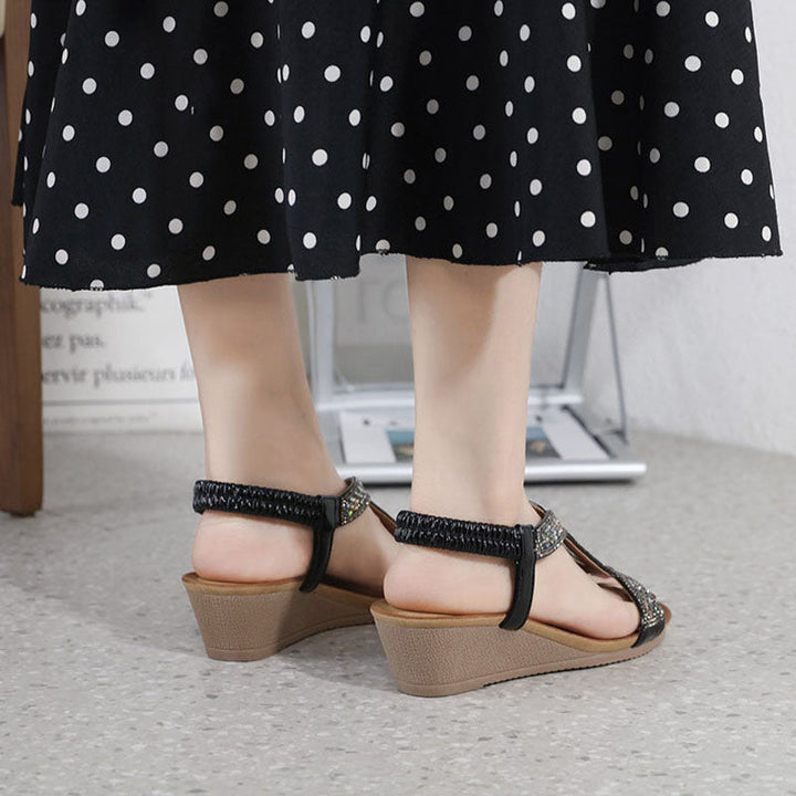 Elegante schwarze Damen-Sandalen mit Strass, Keilabsatz, für Sommerurlaub und Abend.