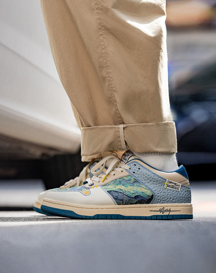 Draufsicht auf die künstlerischen Lior Unisex Sneakers mit lebendigem Van Gogh Sternennacht Muster.