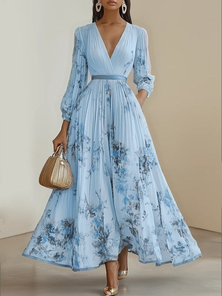 Detail: Romantisches Blumenmuster auf elegantem Damen Maxikleid. Mit V-Ausschnitt & Puffärmeln. Lang.