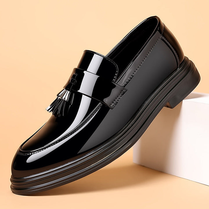 Detailansicht der flexiblen Sohle von schwarzen atmungsaktiven Herren Halbschuhen, perfekt für Business & Freizeit.
